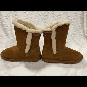Toasty warm Minnetonka Winter boots for women 8
